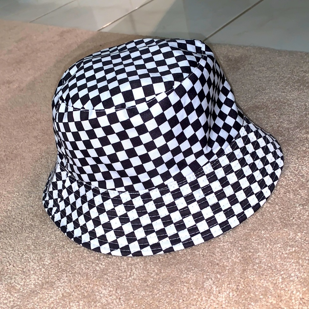checkered bucket hat!